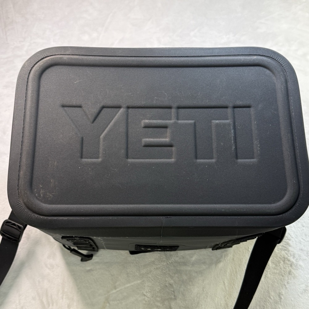 YETI Hopper Flip 18 Soft Cooler Charcoal Gray Portable Insulated Shoulder Strap - Picture 6 of 8